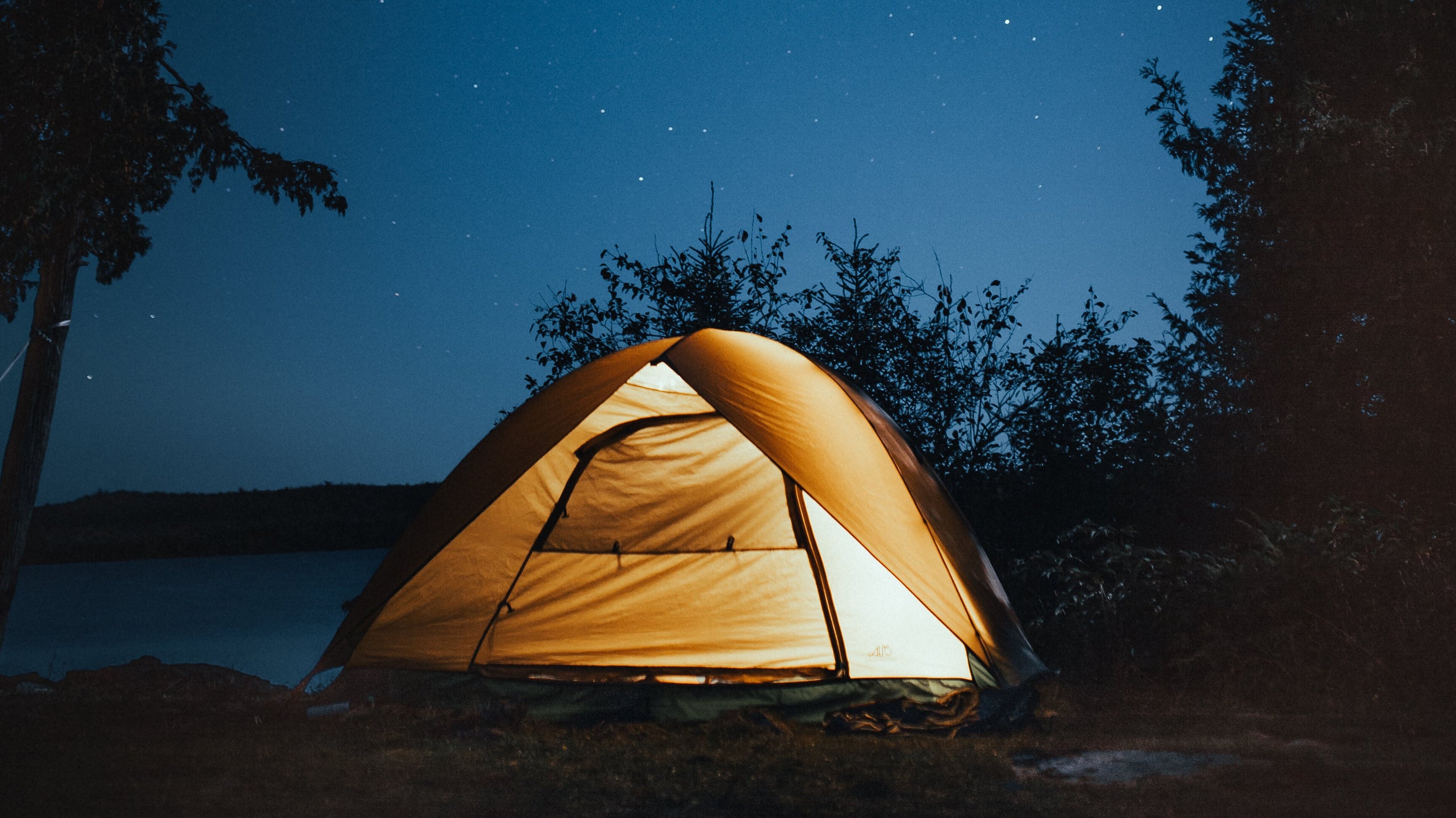 Equipos esenciales para una noche de camping en la montaña