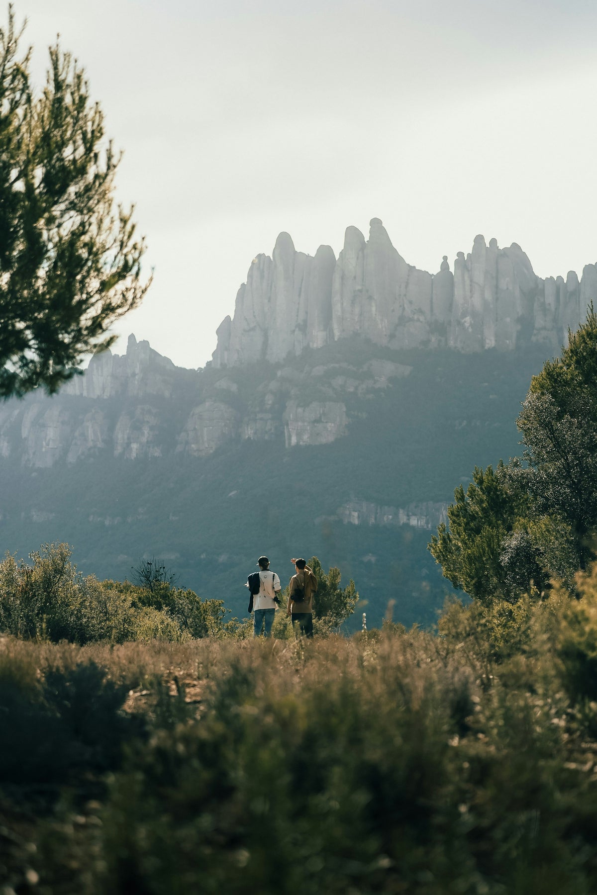 Excursionista ante las agujas de Montserrat