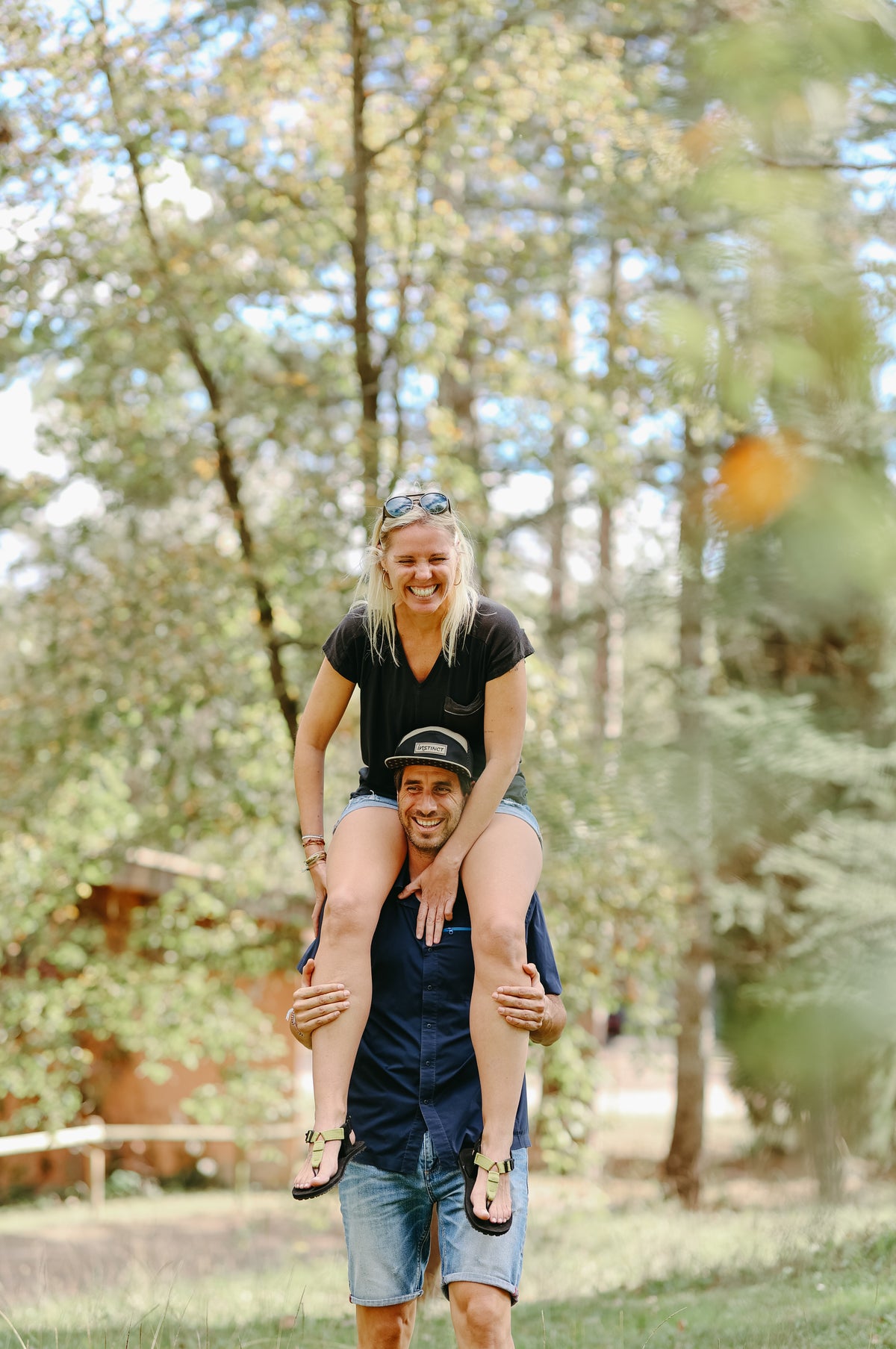 Pareja de excursionistas en el bosque