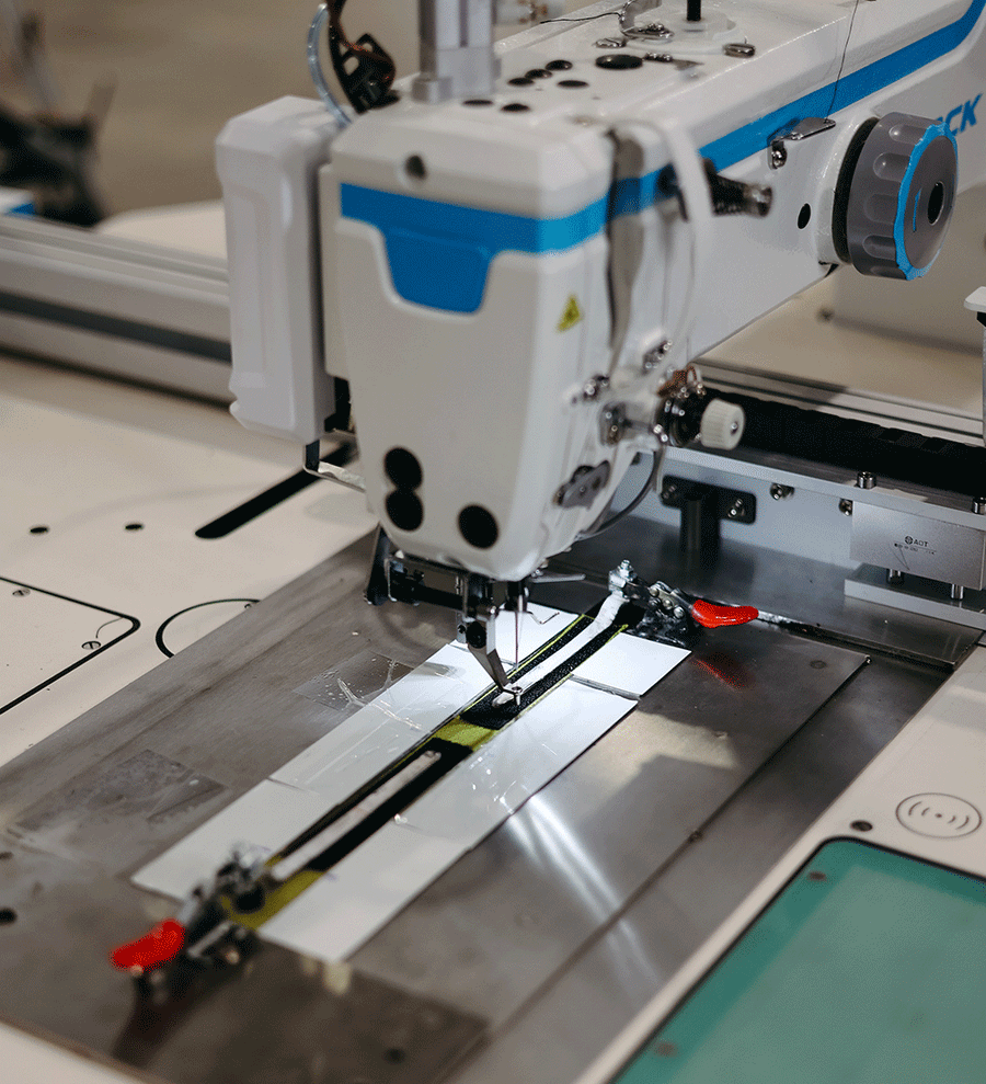 Máquina cosiendo el velcro de una sandalia